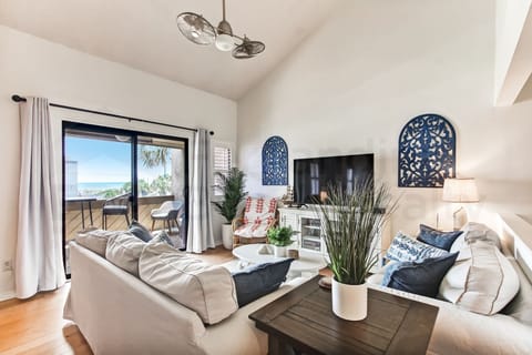 Condo, 3 Bedrooms | Living area