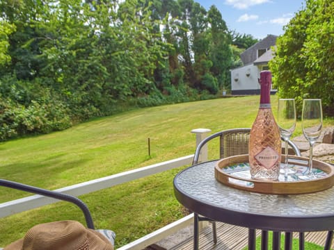 Sitting-out-area | Mutton Hill Cottage, Pembroke