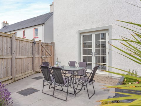 Sitting-out-area | One The Loan, Tornagrain, near Inverness