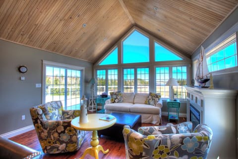 House | Living area | Flat-screen TV, heated floors