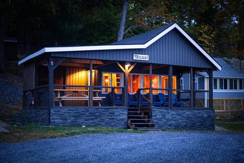 Lawrence`s Lakeside Cabins