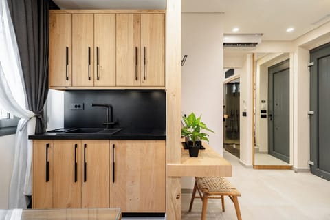 Espresso maker, coffee/tea maker, electric kettle, toaster