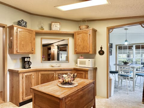 Kitchen & breakfast nook