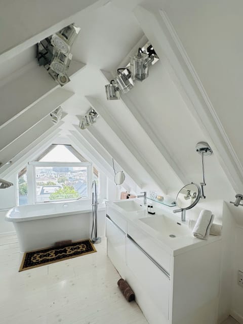 Luxury Double Room | Bathroom | Free toiletries, hair dryer, towels, soap