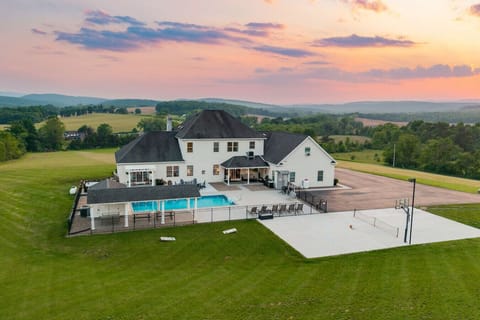 Luxury Mansion packed with amenities! Hot Tub, Game Room, Pickleball and More! Sleeps 50