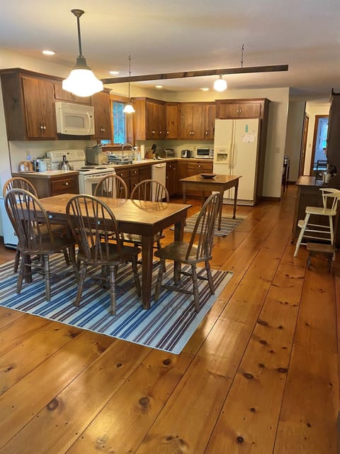 Spacious kitchen / dining area