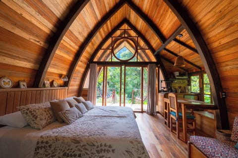 Deluxe Cabin | Laptop workspace, WiFi (free), bed sheets