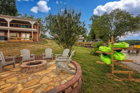 Fire pit and kayaks on site 