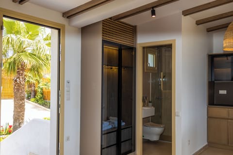 Luxury Single Room | Bathroom | Shower, rainfall showerhead, hair dryer, bathrobes
