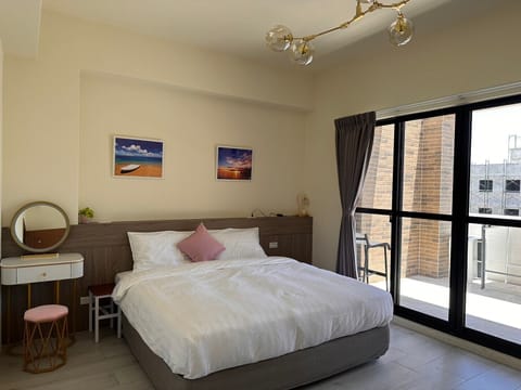 Deluxe Double Room, 1 Queen Bed, Sea View | Down comforters, bed sheets
