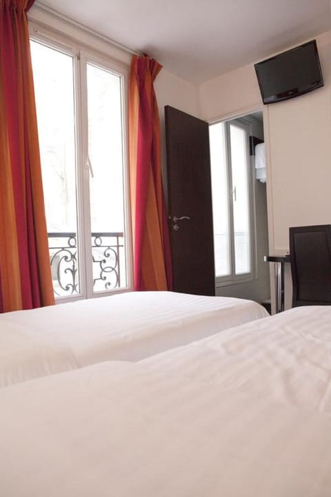 Desk, soundproofing, free cribs/infant beds, free WiFi