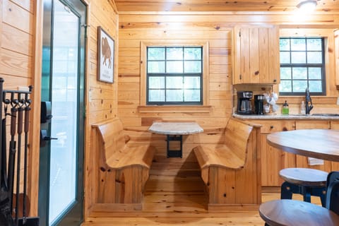 This banquet setting is an intimate and convenient experience. Finish the day eating dinner together or get your game on with your family's usual!