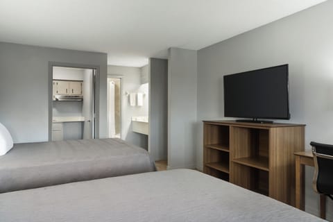 Kitchenette Queen/Queen Suite | Free WiFi, bed sheets
