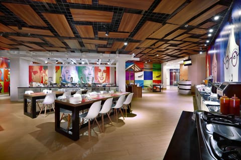 Lobby lounge