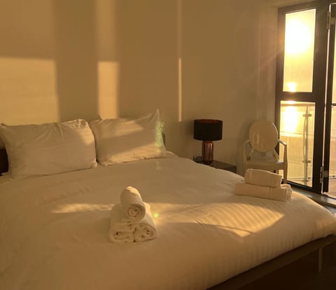 King Size Master Bedroom - Ocean Lookout - Seastay.co.uk