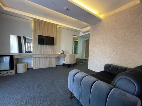 Luxury Suite | Hypo-allergenic bedding, minibar, in-room safe, laptop workspace