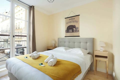 Chambre avec lit queen size et canapé lit simple