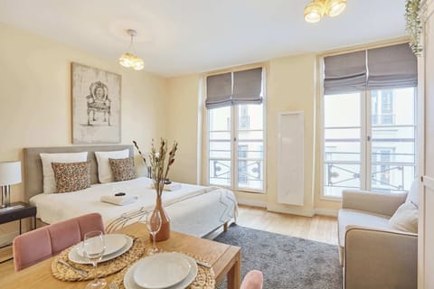 Suite avec lit queen size, canapé lit simple (1 place), cuisine ouverte et espace repas