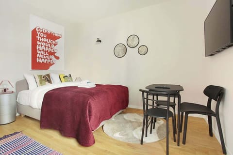 Lit double avec coin repas
Double bed with dining area