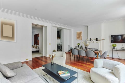 Magnifique salon avec canapé-lit, table et chaises (pour 8 personnes)