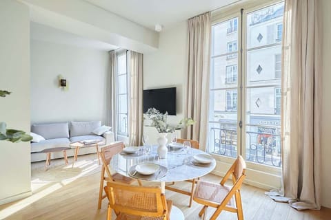 Salon avec canapé lit et cuisine américaine équipée