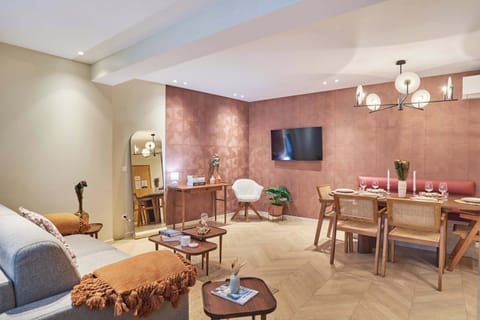 Espace à vivre salon avec canapé lit , salle a manger et cuisine tout équipée