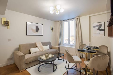 Salon avec canapé lit (deux personnes) smart TV et coin repas