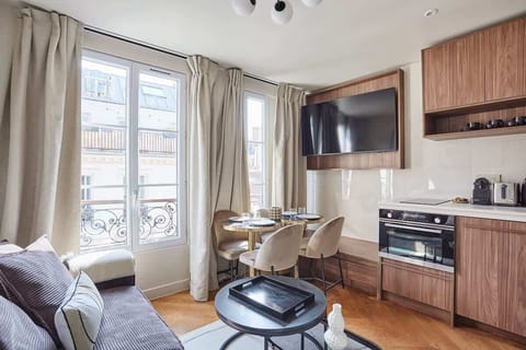 Salon avec canapé lit (deux personnes) et coin repas