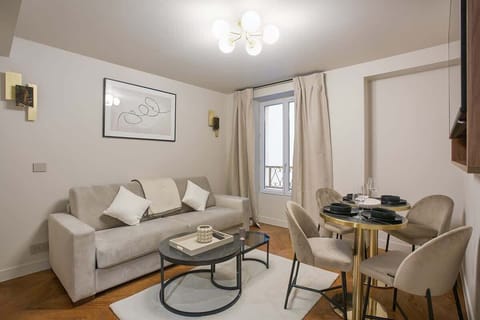 Salon avec canapé lit (deux personnes) et coin repas
