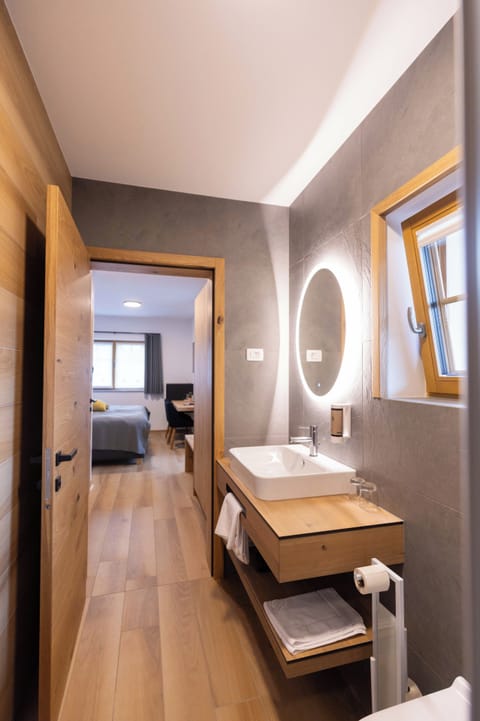 Comfort Double or Twin Room | Bathroom | Shower, rainfall showerhead, free toiletries, hair dryer