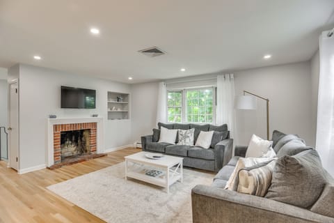 Middletown Vacation Rental | 4BR | 3BR | Stairs to Access | 2,048 Sq Ft