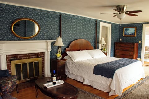 M2 Deluxe Suite | Iron/ironing board, free WiFi, bed sheets