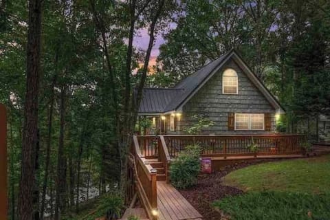 A storybook cottage on the lake