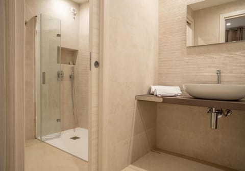 Economy Room | Bathroom | Jetted tub, hair dryer, towels