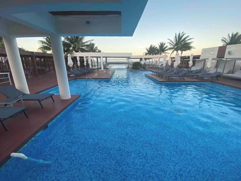 Great pool at the side beach
