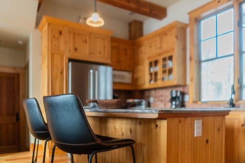 Kitchen Island - Double Eagle B2 - Vivid Vacation Rentals Tellur - Fully equipped kitchen - Double Eagle B2 - Vivid Vacation Rentals Telluride