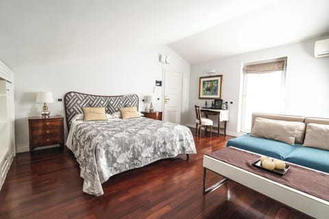 Exclusive Suite | Minibar, in-room safe, desk, soundproofing