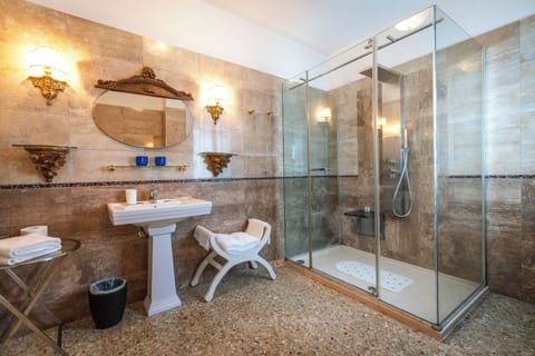 Studio Suite | Bathroom | Shower, free toiletries, hair dryer, bidet