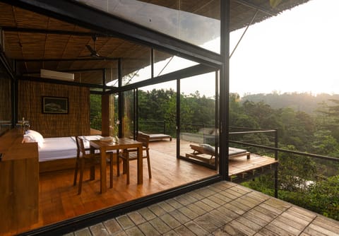 Luxury Villa, 1 Bedroom, Lakeside | Desk, travel crib