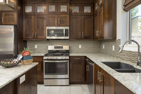 Luxury House, 3 Bedrooms, Patio, Mountain View | Private kitchen | Full-size fridge, microwave, oven, dishwasher