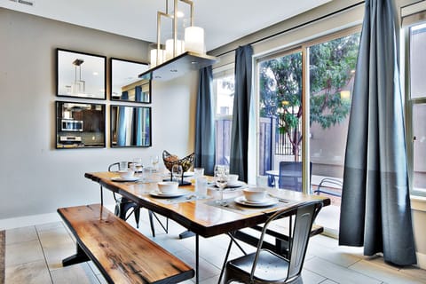 Luxury House, Multiple Bedrooms, Non Smoking, Mountain View | In-room dining