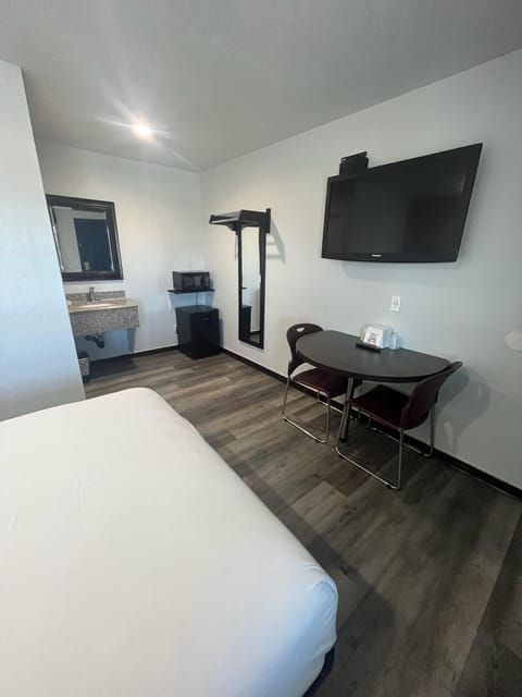 1 bedroom, desk, WiFi (free), bed sheets