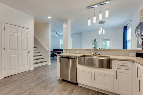 Classic House | Private kitchen | Full-size fridge, microwave, oven, dishwasher