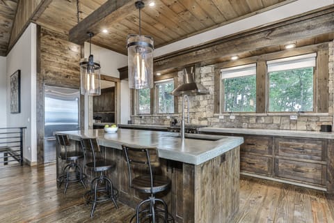 Breakfast Bar Seating Area 