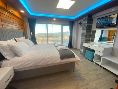 Panoramic Suite, 1 Queen Bed with Sofa bed, Non Smoking, Mountain View | Free minibar, in-room safe, blackout drapes, soundproofing