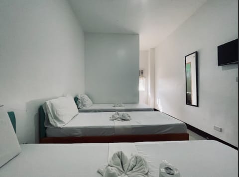Deluxe Triple Room | Desk, bed sheets