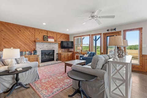 DU810: Endless Summer | Mid Level Living Area - Fireplace Not Available for Guest Use