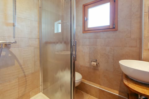 Superior Double Room, Balcony | Bathroom | Free toiletries, hair dryer, towels