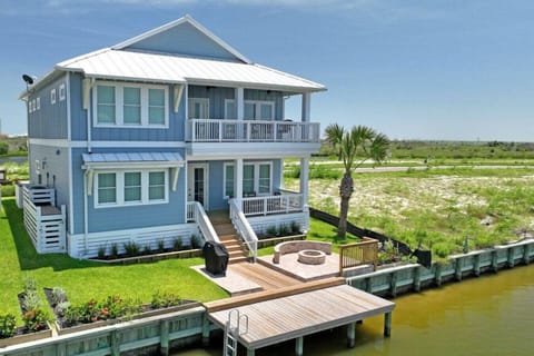 Charming canal-front getaway with a private dock – perfect for sunset views and waterfront vibes!