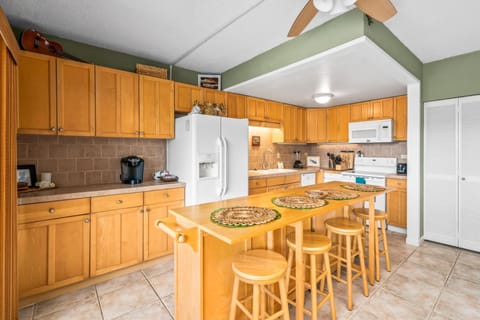 Condo, 2 Bedrooms | Private kitchen | Fridge, oven, coffee/tea maker, toaster